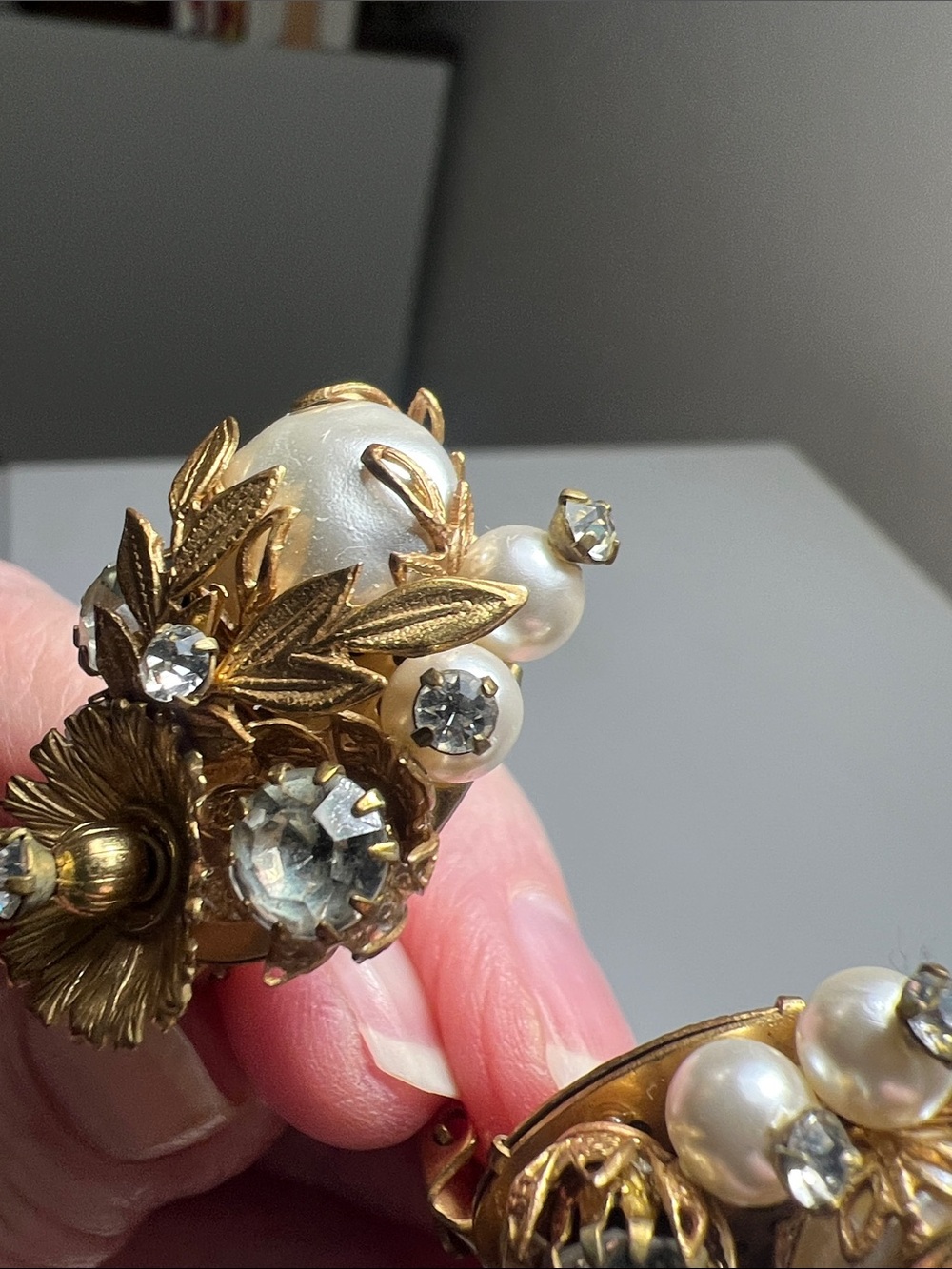 Elaborate Gold-Tone Pearl & Crystal Clip-On Earrings. Estate Vintage - Picture 7 of 14